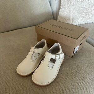 L'AMOUR Selina Scalloped T-Strap Mary Jane White NIB Size 8